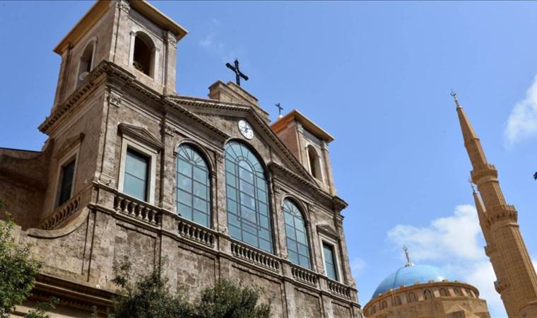 Israeli warplanes target vicinity of 2 churches