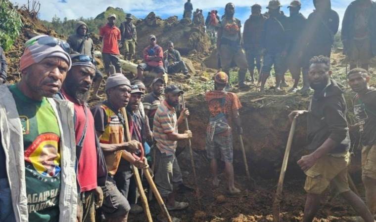 Massive landslide in Papua New Guinea buries village under earth ...