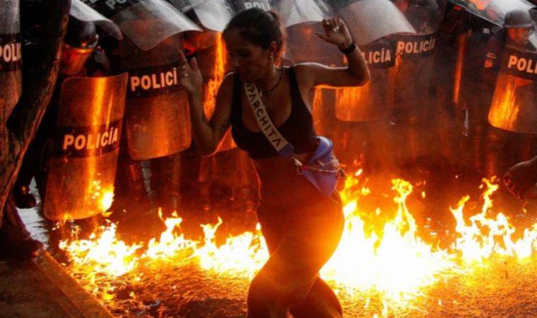 Statues toppled, police stations burned: unrest escalates in Venezuela Statues toppled, police stations burned: unrest escalates in Venezuela