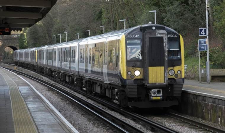 10 injured, 9 critically, in stabbing attack on UK train 10 injured, 9 critically, in stabbing attack on UK train