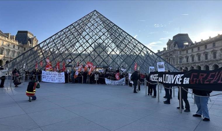 Louvre to remain closed as staff vote to extend strike o Louvre to remain closed as staff vote to extend strike o