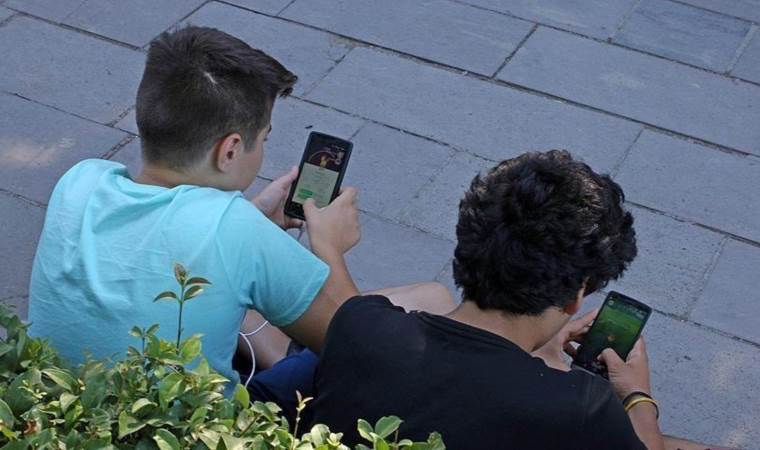 France moves to ban social media for under-15s, bar cell France moves to ban social media for under-15s, bar cell