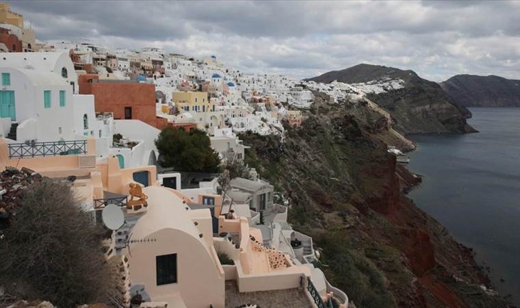 Bookings for Greek Santorini island remain high despite