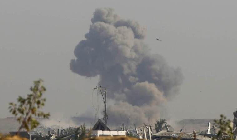 Israel kills 6 in fresh airstrike on central Gaza Israel kills 6 in fresh airstrike on central Gaza