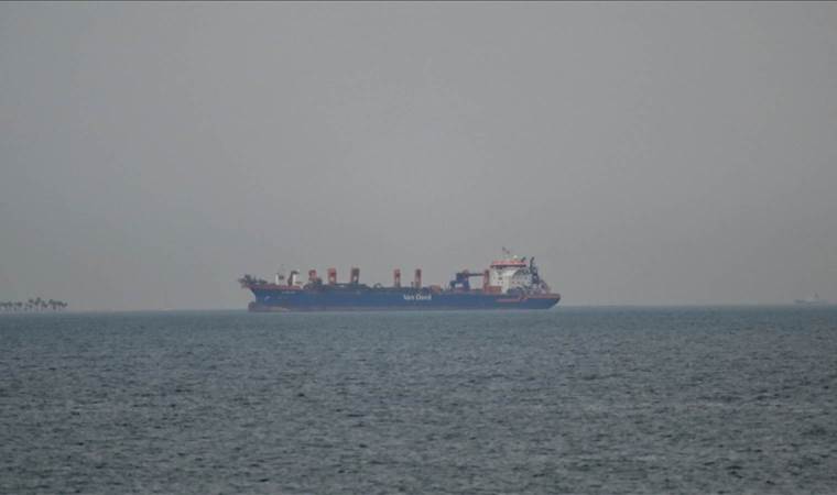 US-Israeli attacks target two piers in Strait of Hormuz US-Israeli attacks target two piers in Strait of Hormuz